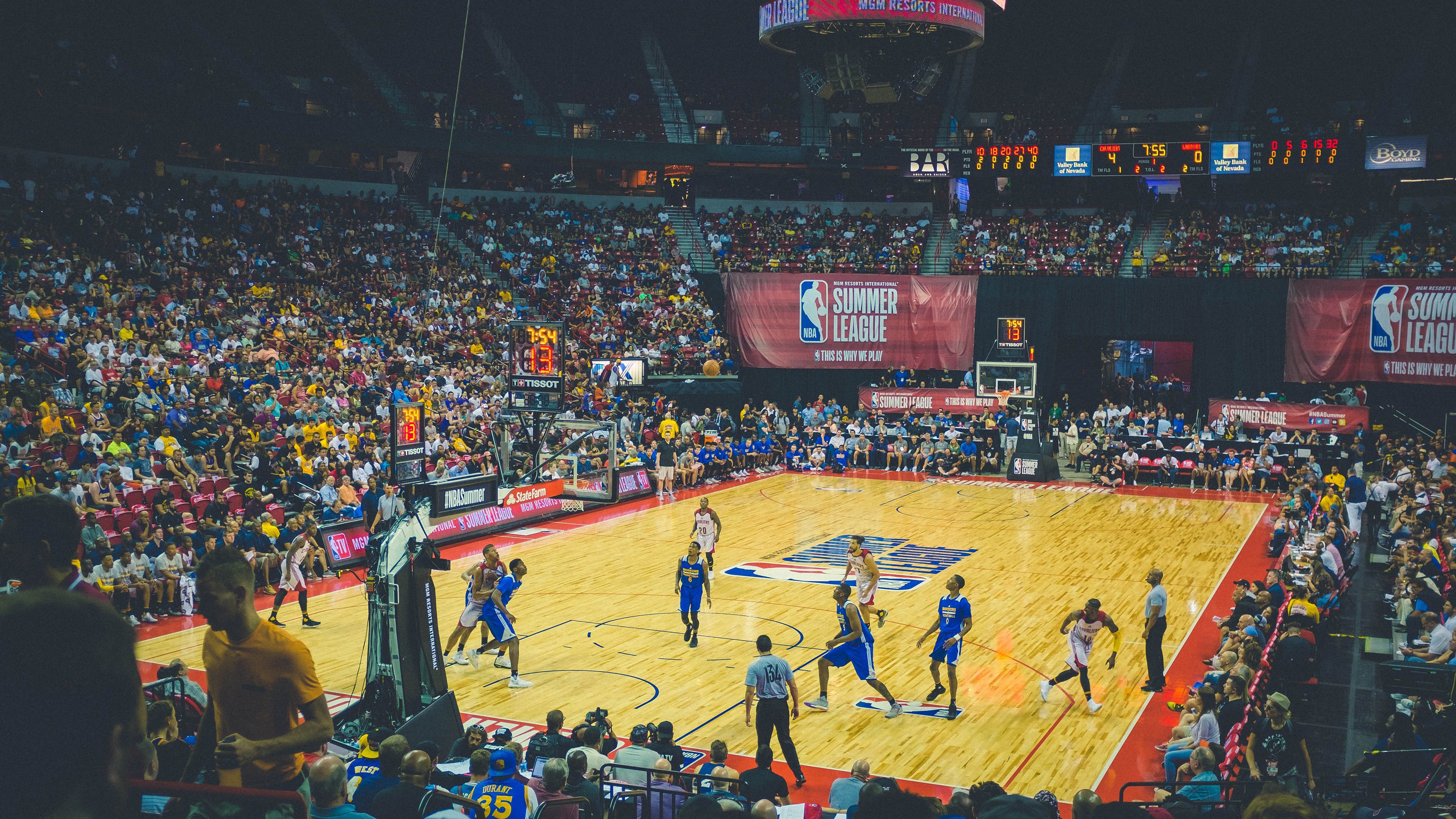 战术视频课全面覆盖每一细节帮助球员建立立体战术理解框架，球队战术